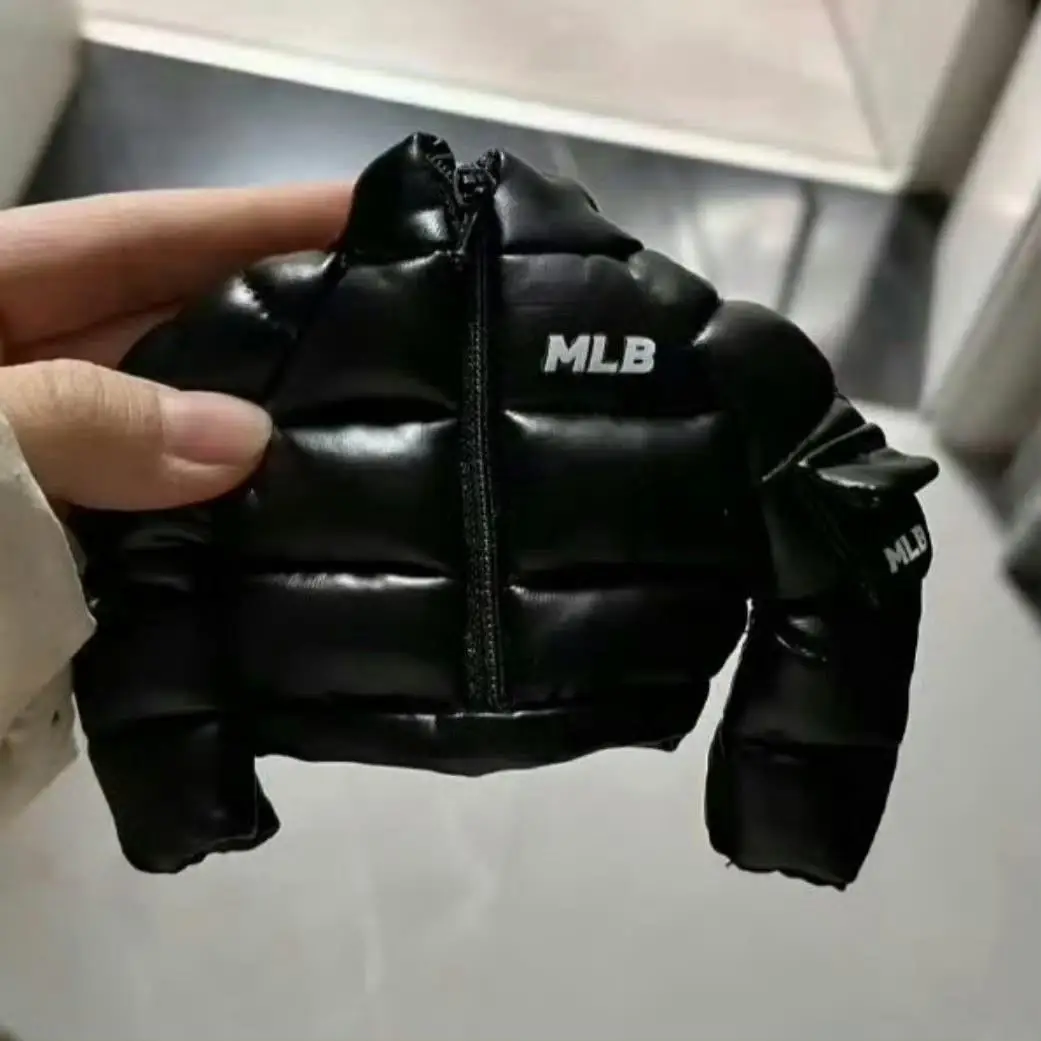 “以為中獎(jiǎng)羽絨服沒想到是掛件”沖上熱搜，知名品牌MLB抽獎(jiǎng)活動(dòng)被指“圖文不符”，客服：若未寫明具體禮品則為隨機(jī)發(fā)放